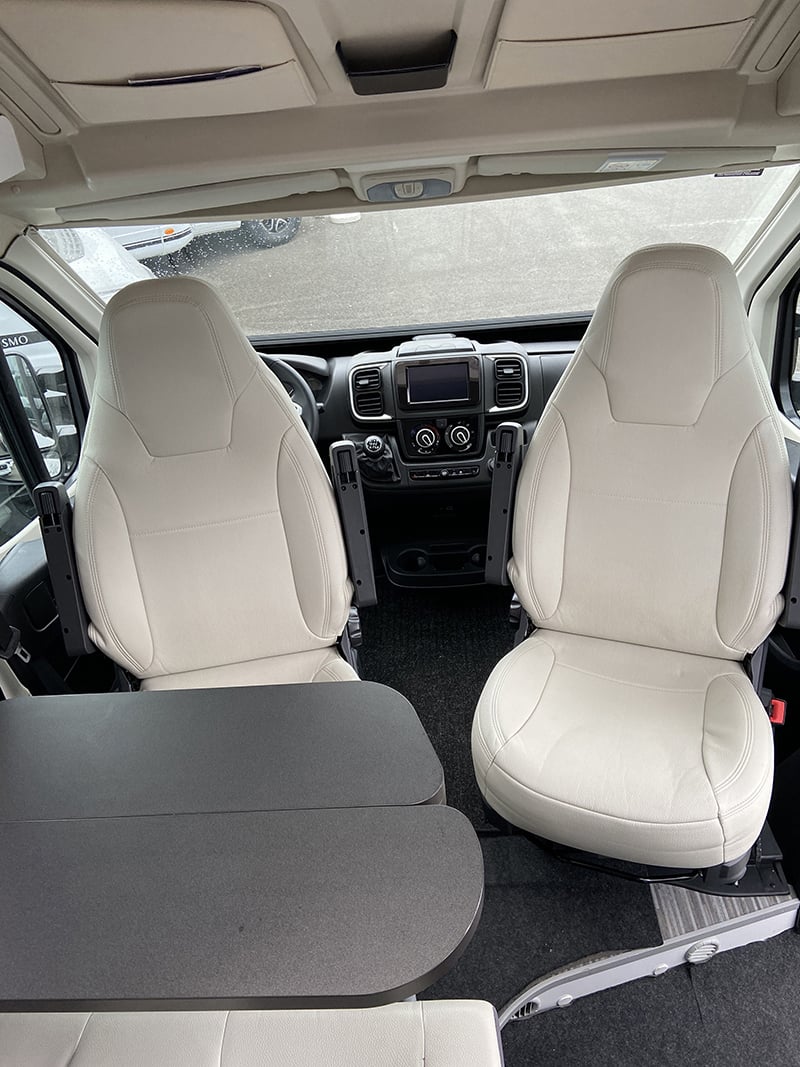 Fourgon McLouis Menfys 4 S-Line espace salon fauteuils retournés