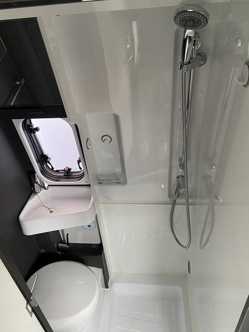 Fourgon McLouis Menfys 4 S-Line espace sanitaire douche