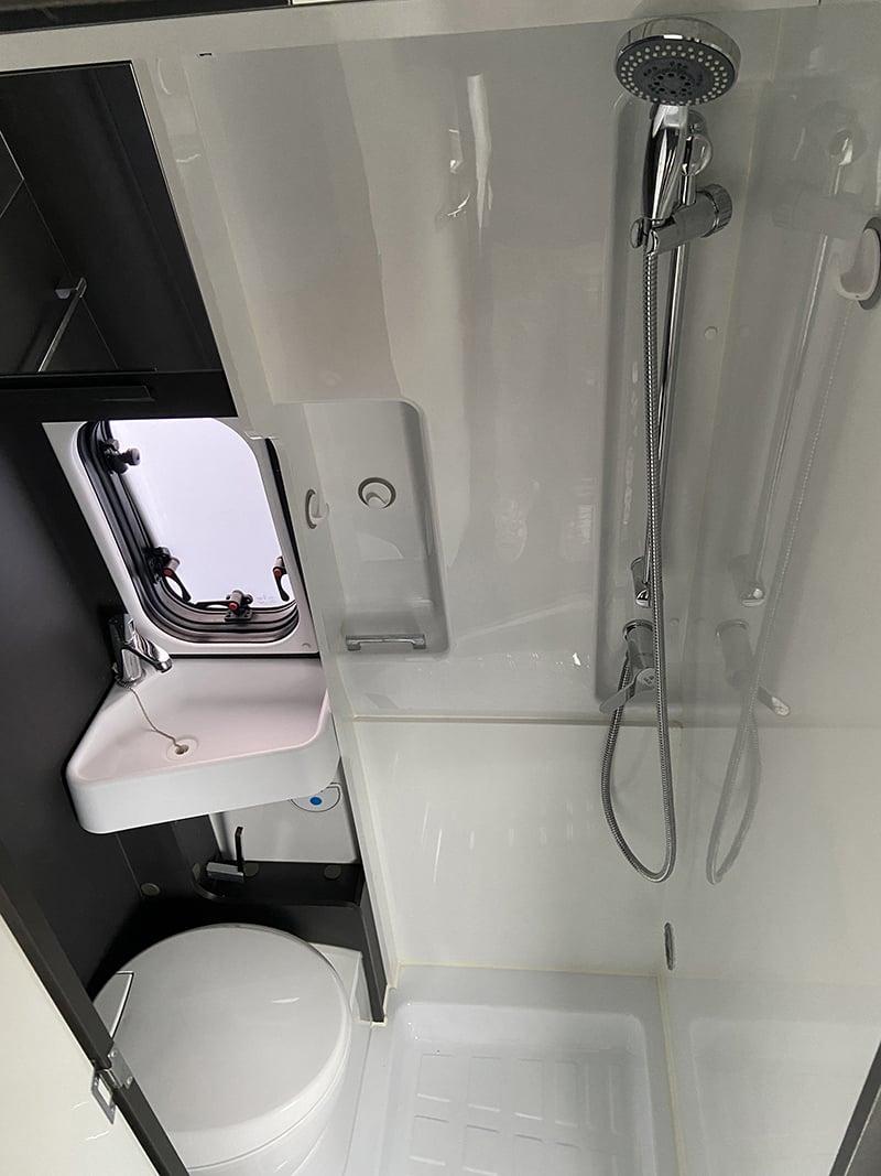 Fourgon McLouis Menfys 4 S-Line espace sanitaire douche