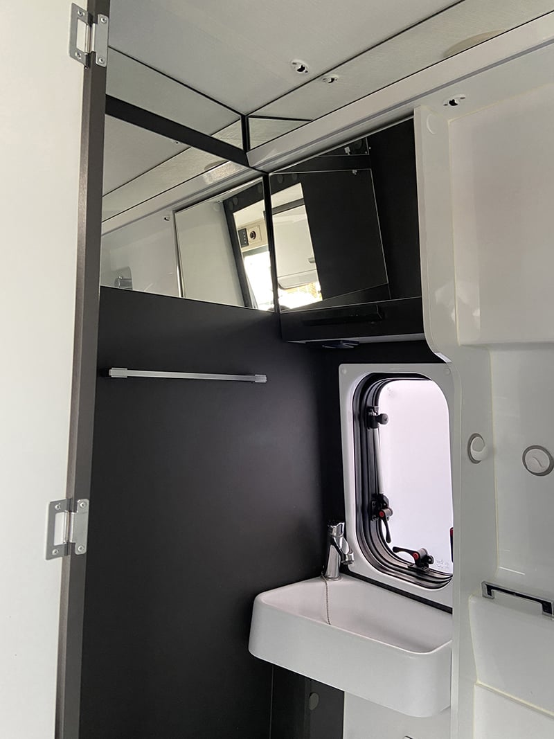 Fourgon McLouis Menfys 4 S-Line espace sanitaire lavabo