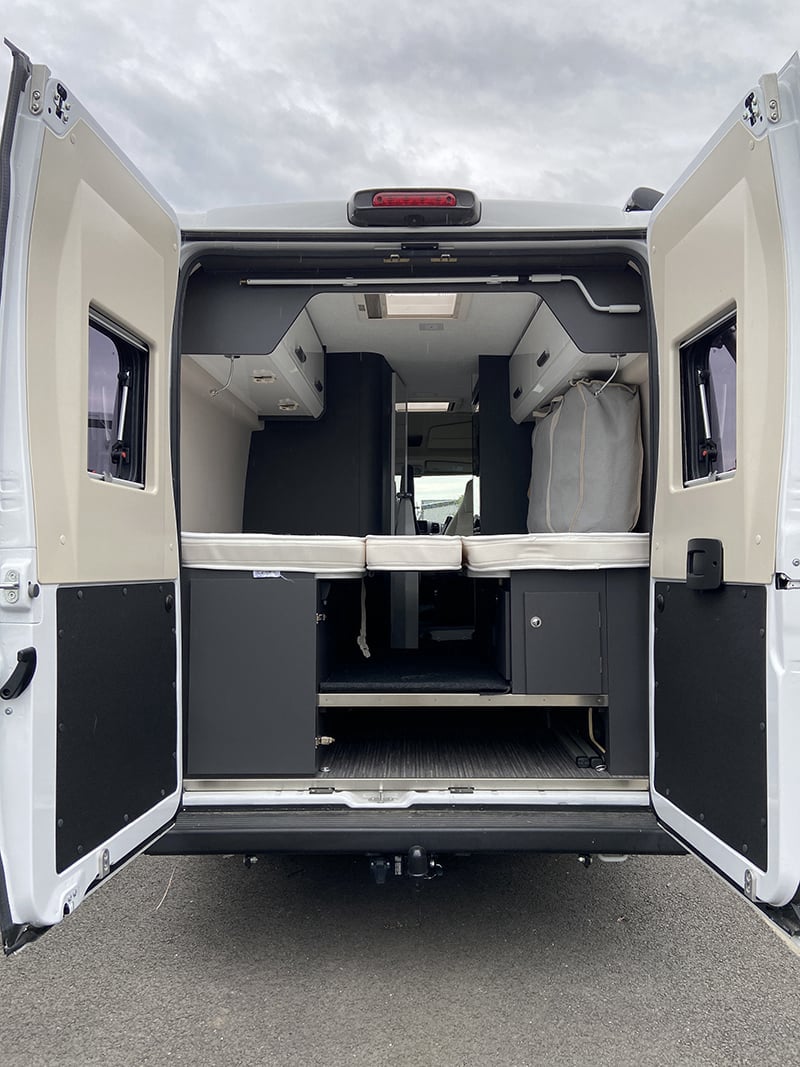 Fourgon McLouis Menfys 4 S-Line vue arrière portes ouvertes