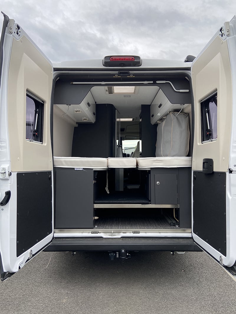 Fourgon McLouis Menfys 4 S-Line vue arrière portes ouvertes