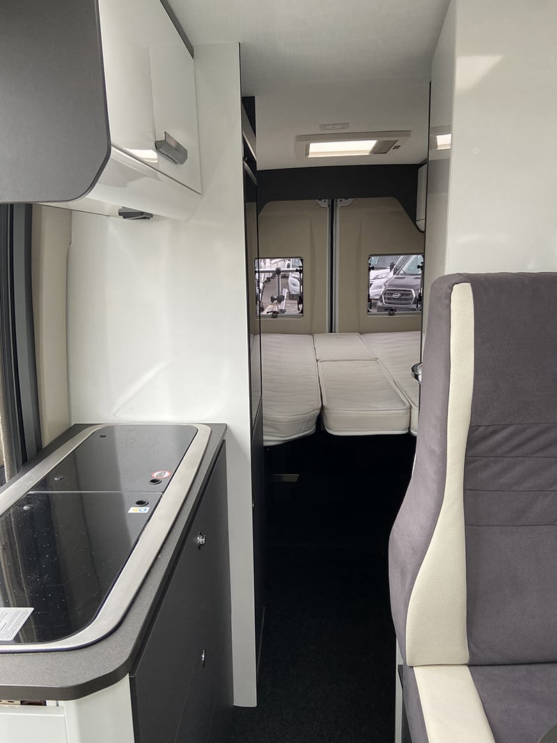 Fourgon McLouis Menfys 4 S-Line vue intérieur couchage