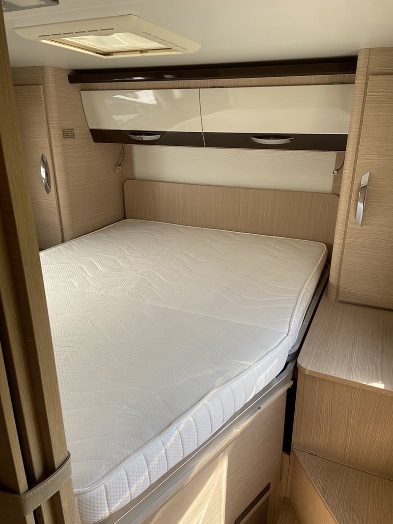 Profilé McLouis MC4 77 Gold espace couchage