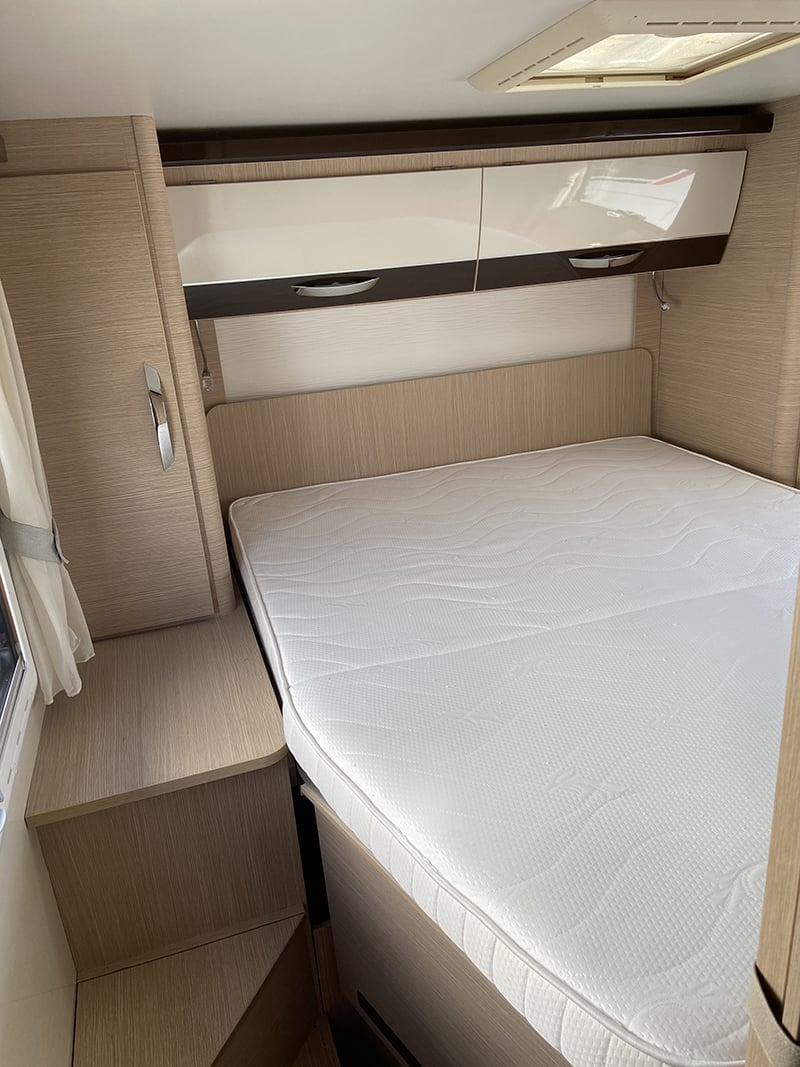 Profilé McLouis MC4 77 Gold espace couchage autre vue