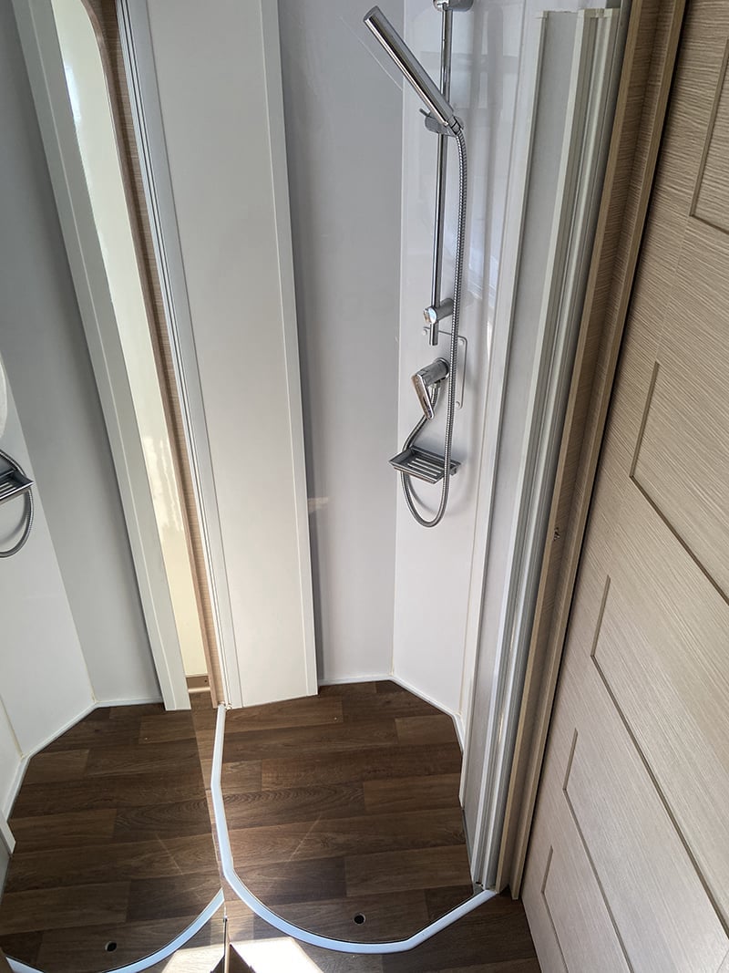 Profilé McLouis MC4 77 Gold espace douche