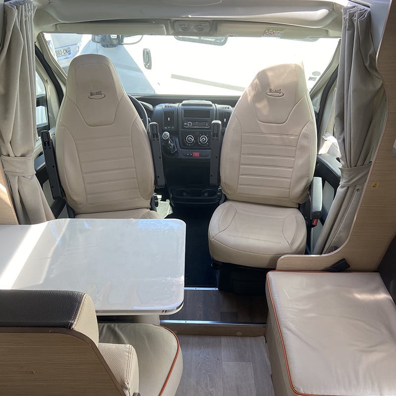 Profilé McLouis MC4 77 Gold espace salon cabine