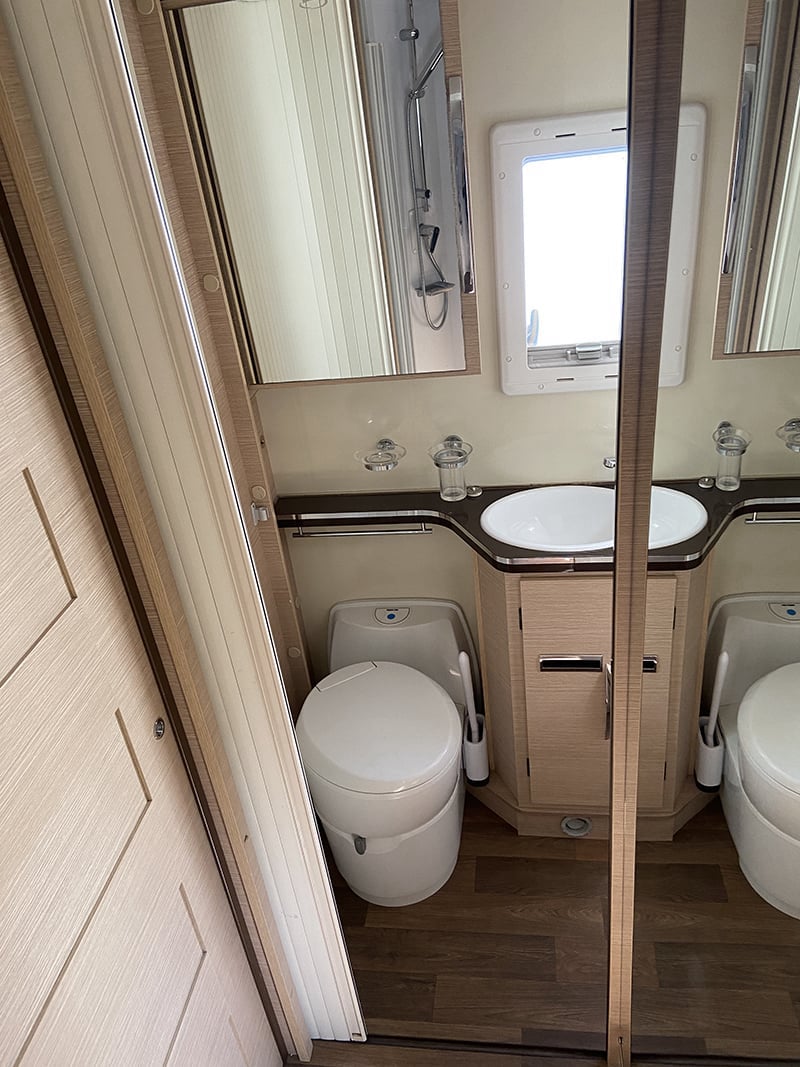 Profilé McLouis MC4 77 Gold espace sanitaire