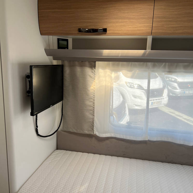 Caravane Eriba Nova 445 Couchage et vue sur la TV