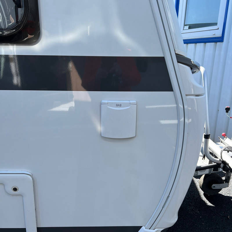 Caravane Eriba Nova 445 Détail prise gaz extérieur