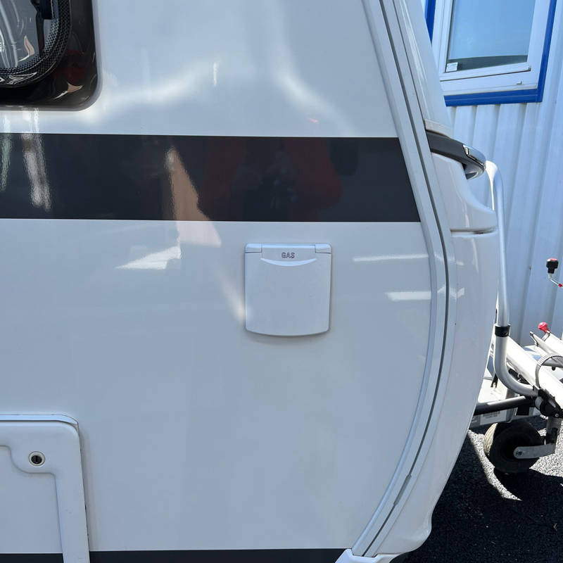 Caravane Eriba Nova 445 Détail prise gaz extérieur