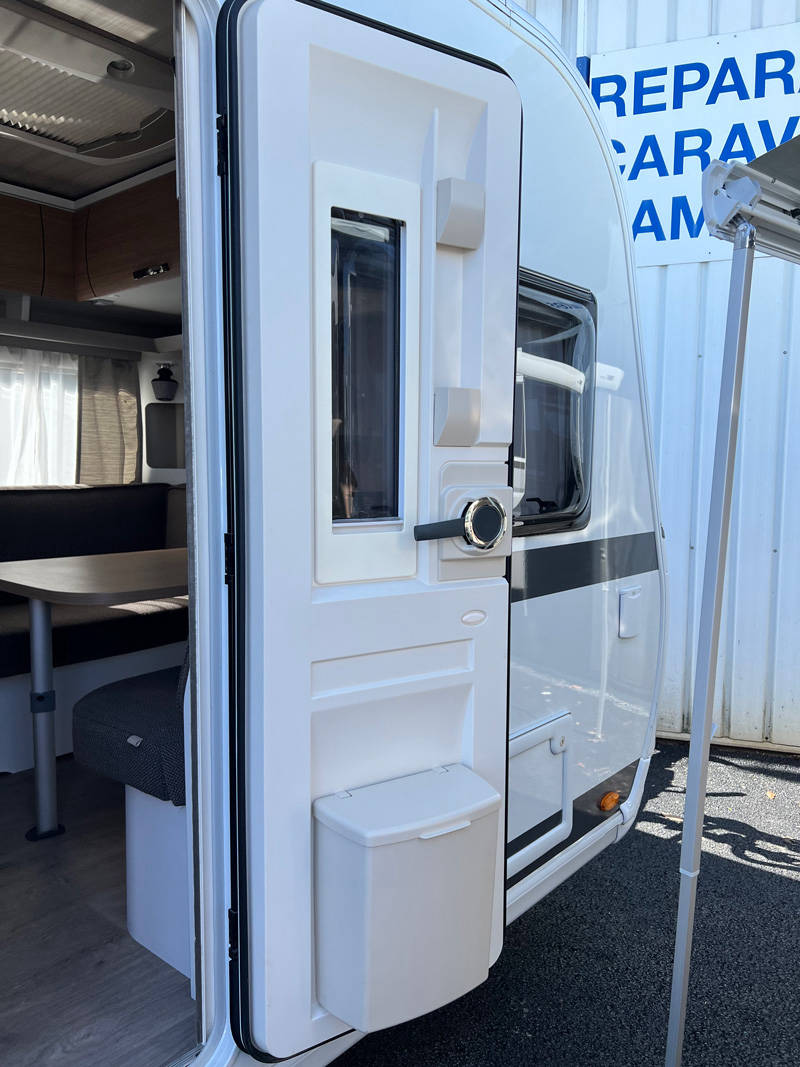 Caravane Eriba Nova 445 Détail de la porte d'entrée