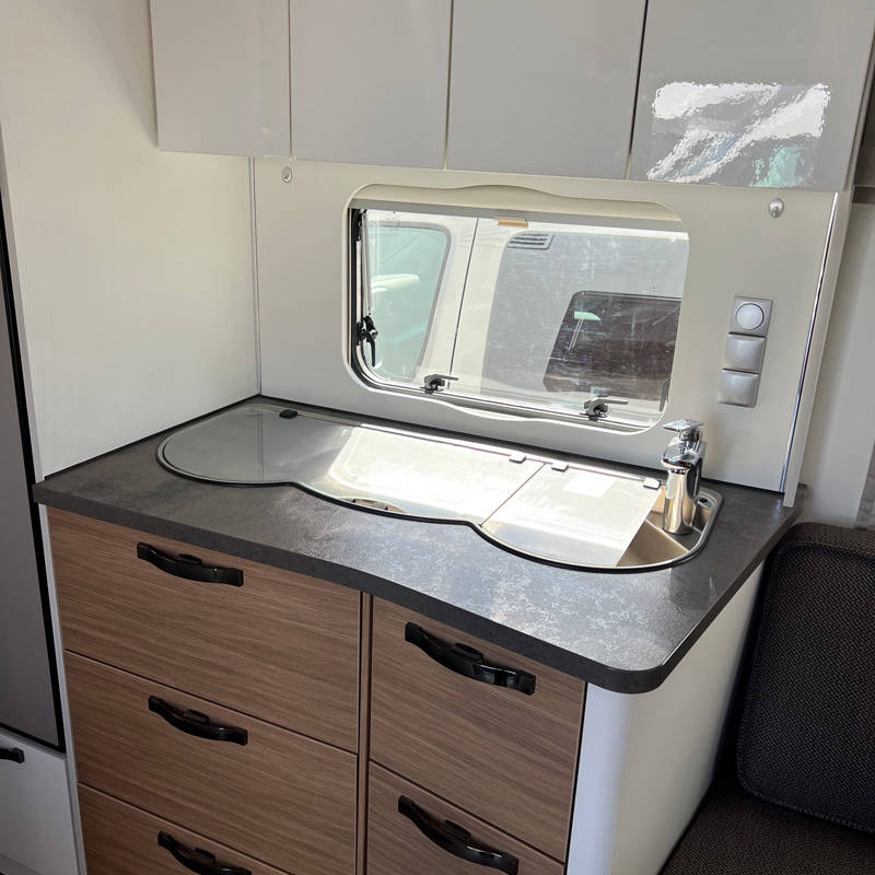 Caravane Eriba Nova 445 Espace Cuisine avec protection mise sur évier et plaques de cuisson