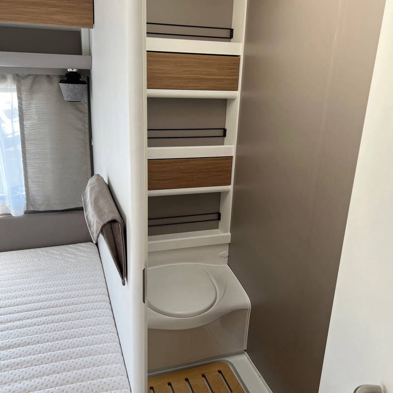 Caravane Eriba Nova 445 Espace rangement et sanitaire