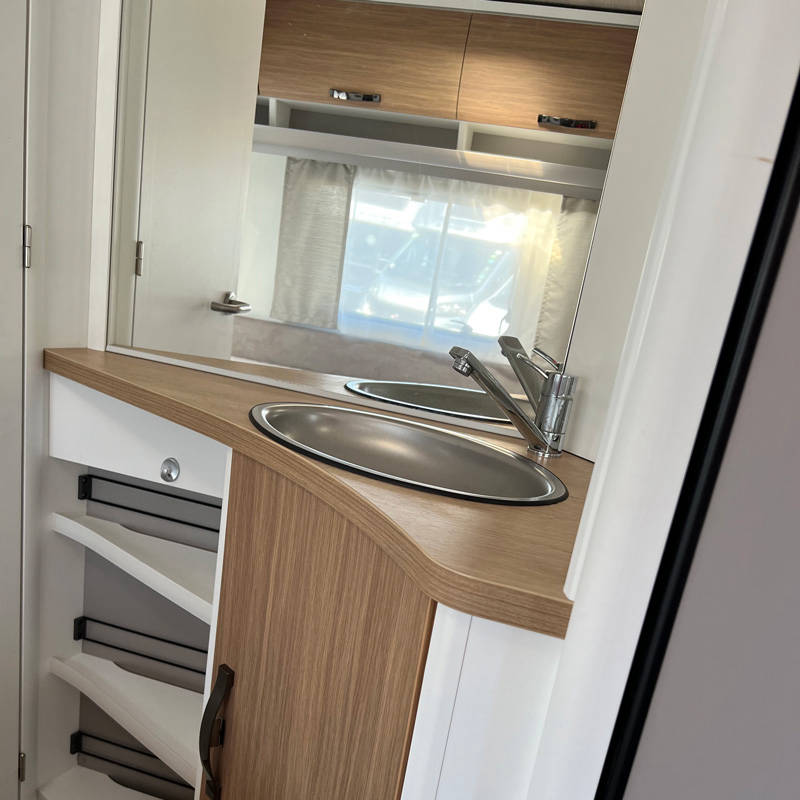 Caravane Eriba Nova 445 Espace Lavabo sanitaire