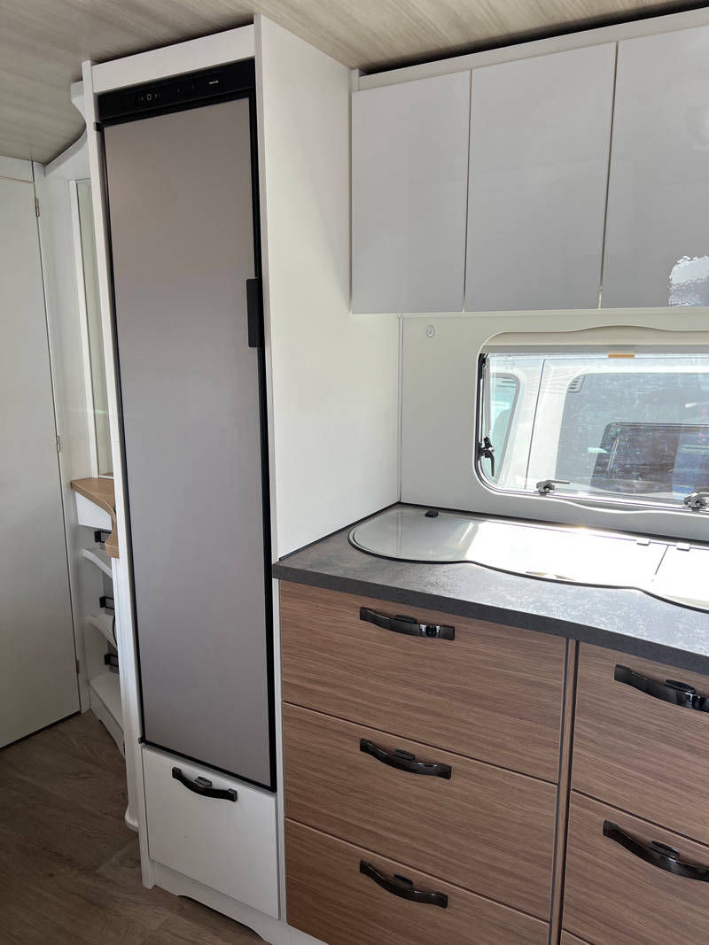 Caravane Eriba Nova 445 Grand frigo porte fermée