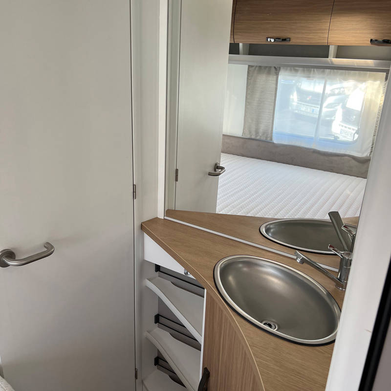 Caravane Eriba Nova 445 Espace sanitaire et vue sur le lavabo