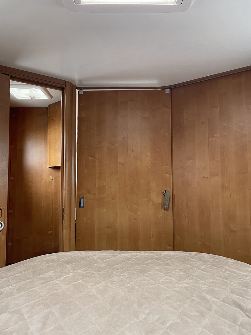 Intégral Rapido 992 M espace couchage chambre avec rangement
