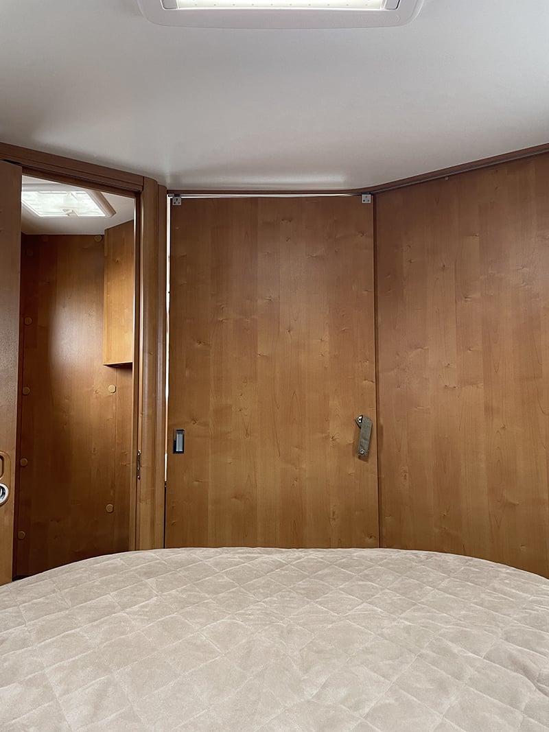 Intégral Rapido 992 M espace couchage chambre avec rangement