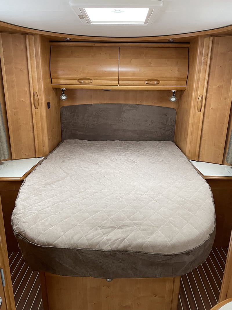 Intégral Rapido 992 M espace couchage lit double