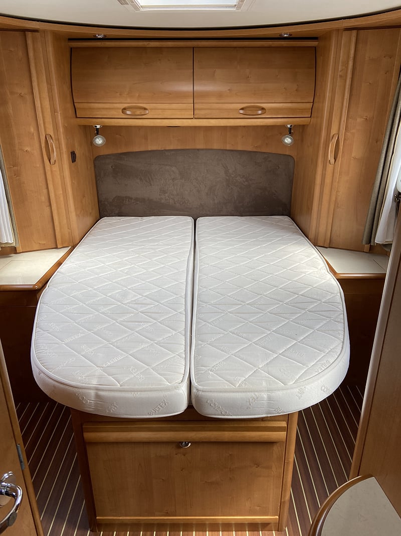 Intégral Rapido 992 M espace couchage lit double sans housse