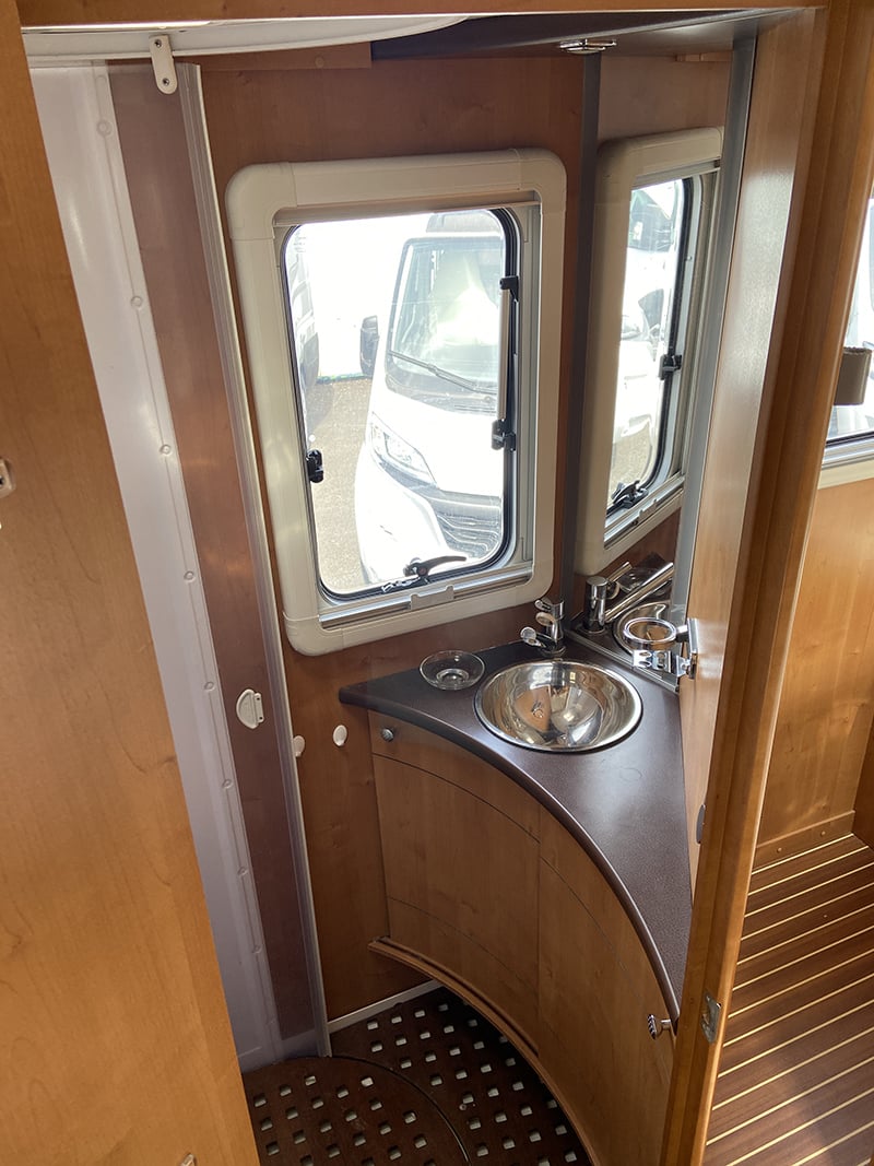 Intégral Rapido 992 M espace sanitaire lavabo