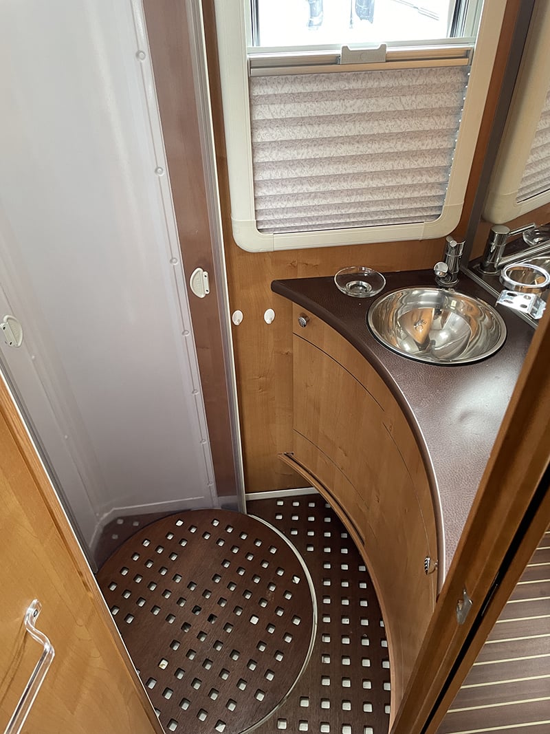 Intégral Rapido 992 M espace sanitaire lavabo et récupération douche