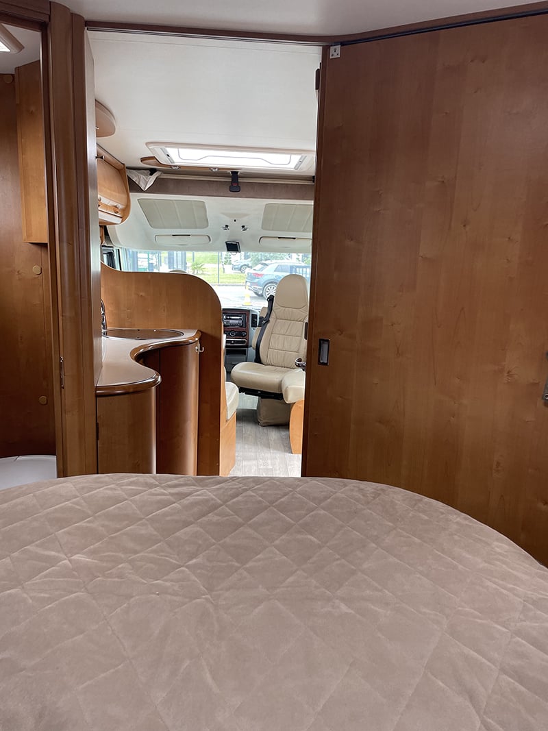 Intégral Rapido 992 M vue couchage donnant sur le salon