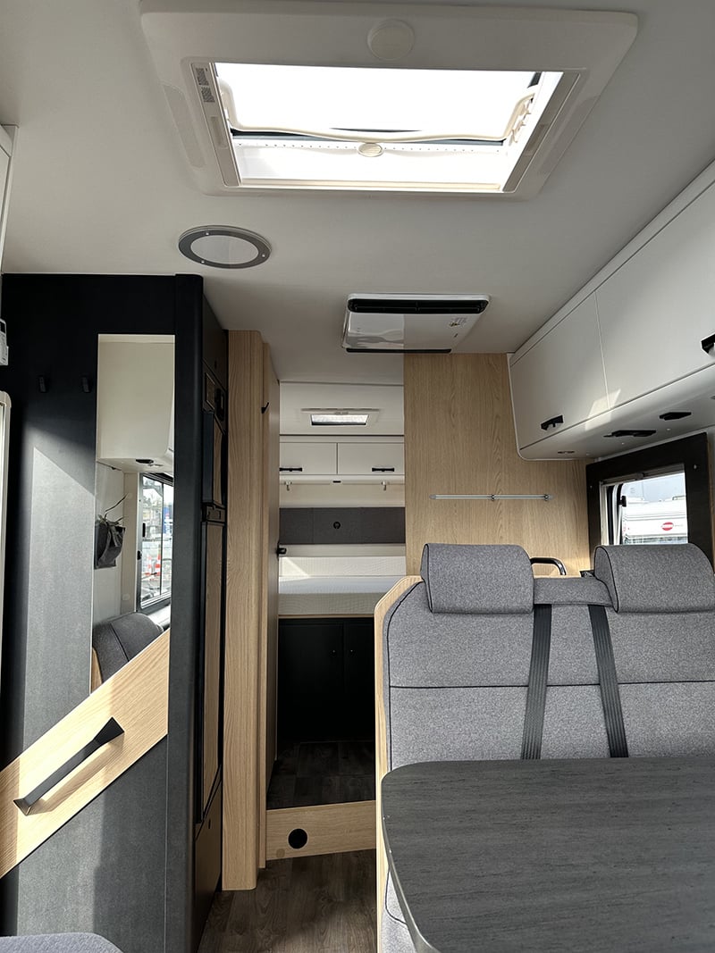 Intégral Sunlight i69L vue intérieur couchage