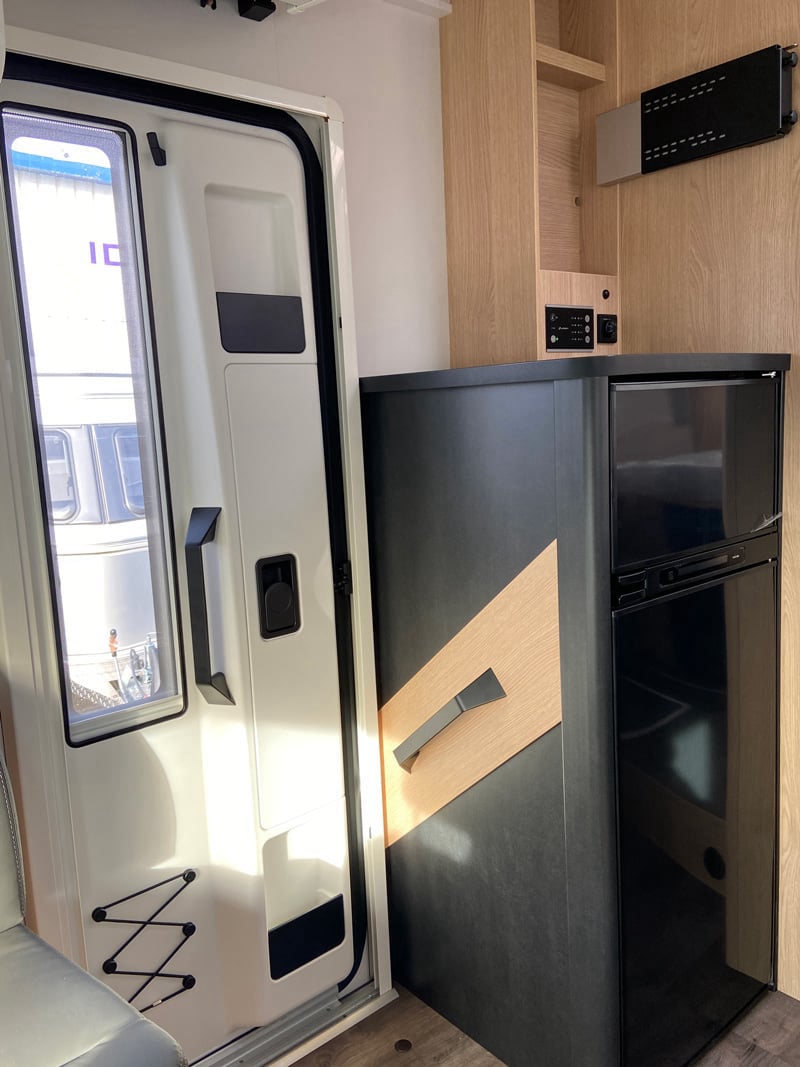 Profilé Sunlight T690 L Adventure Edition porte entrée frigo