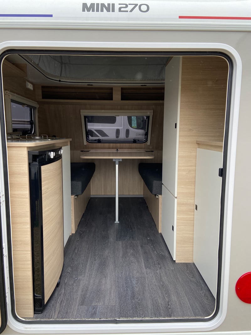 Caravane Trigano Silver Mini Freestyle 270 vue intérieure depuis la porte