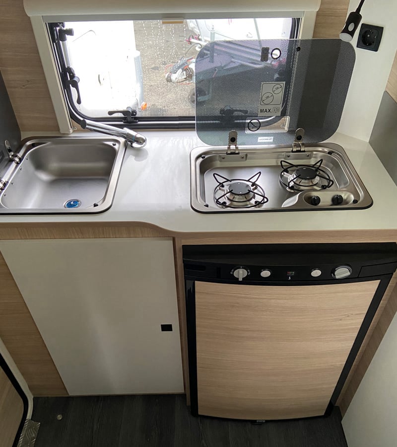 Caravane Trigano Silver Mini Freestyle 290 espace cuisine