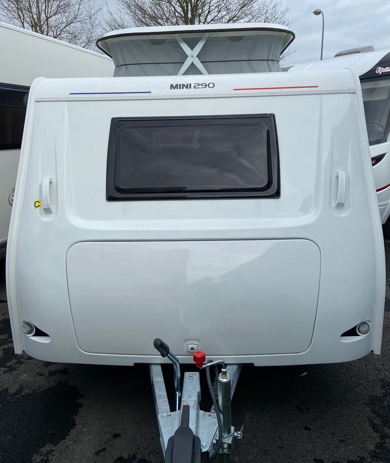 Caravane Trigano Silver Mini Freestyle 290 face avant toit ouvert