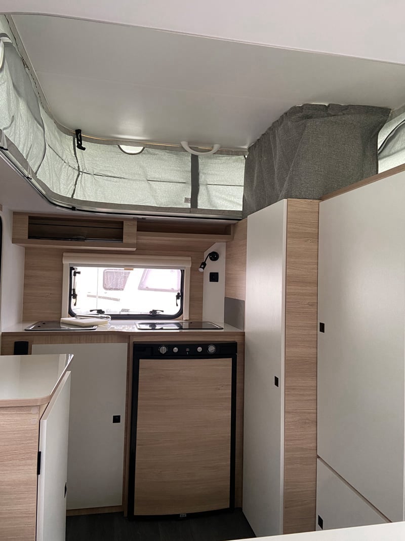 Caravane Trigano Silver Mini Freestyle 290 vue intérieure vue réfrigérateur